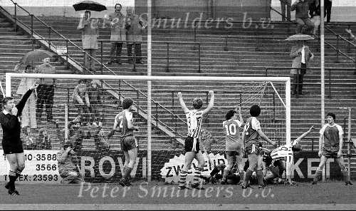 Rotterdam, 24 mei 1981
PSV-SPARTA, eindstand 3-0
Dick Advocaat scoort voor Sparta, doelman Pim doesburg is verslagen, verder op de foto Willy Janssen (R) en geheel links rob Landsbergen