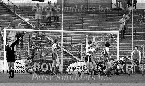 Rotterdam, 24 mei 1981
PSV-SPARTA, eindstand 3-0
ck Advocaat scoort voor Sparta, doelman Pim doesburg is verslagen, verder op de foto Willy Janssen (R) en geheel links rob Landsbergen en michel Valke