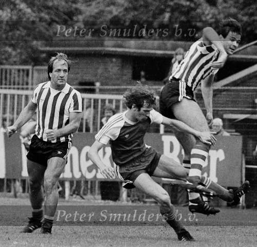 Rotterdam, 24 mei 1981
PSV-SPARTA, eindstand 3-0
Paul Postuma wordt belaagd door Dick Advocaat