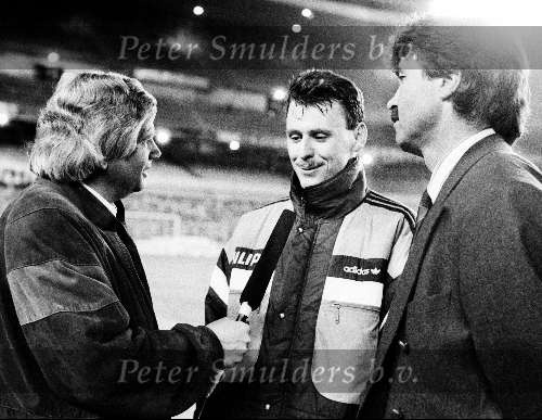 Madrid April 1988 De grote winnaar en maker van het doelpunt tegen Real Madrid Edward Linskens tijdens een intervieuw met Theo Reitsma en trainer Guus hiddink