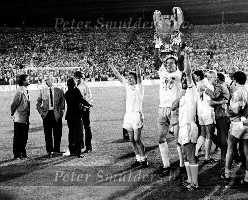 Stuttgart 25 mei 1988
PSV Wint de Europacup I Seizoen 1987/1988
Hans v Breukelen toont de cup met de grote oren links van hem soren Lerby Erik Gerets Ronald koeman
Geheel links trainer Guus hiddink met zijn assistent Hans Dorjee en manager Kees Ploegsma.