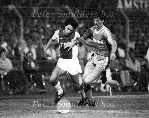 1984
AJAX-PSV
Ernie Brandts in duel met Gerald Vanenburg
Shirtje trekken