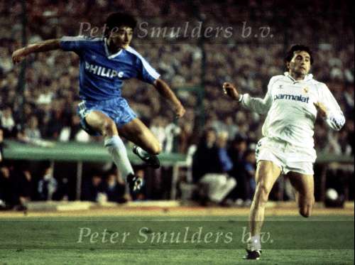 Madrid, April 1988
Real Madrid-PSV , eindstand 1-1
1/2 finale Europacup I
Gerald Vanenburg in duel met de huidige bondscoach van Spanje, Camacho