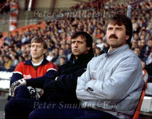 1987
Guus hiddink met naast hem zijn assistent Willy v d Kuylen en Pim doesburg