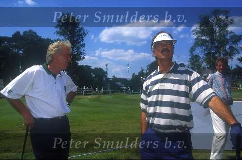 Guus Hiddink en Leo Beenhakker tijdens een rondje golf
Golfen