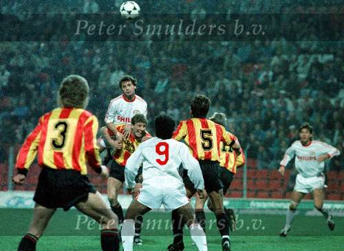 Eindhoven,8 februari 1989
Super europacup PSV-KV Mechelen, eindstand 1-0
Hans Gilhaus koppend boven Graeme Rutjes