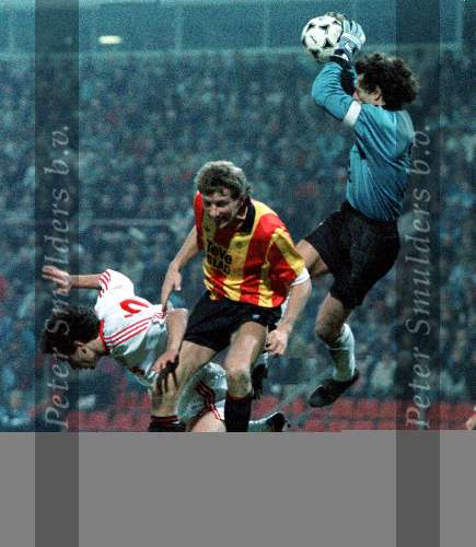 Eindhoven,8 februari 1989
Super europacup PSV-KV Mechelen, eindstand 1-0
Hans Gilhaus koppend boven Graeme Rutjes en doelman Preudome