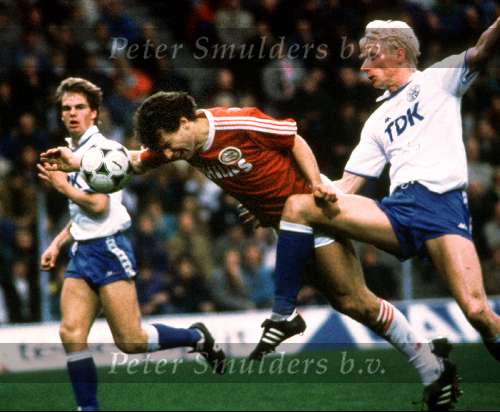 1991 PSV -AJAX
Hans Gilhaus in duel met Arnold Scholten op de achtergrond Frank de boer