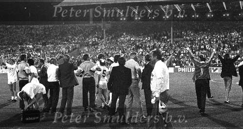 PSV winnaar Europacup 1988
met Erik Gerets, Ivan Nielsen en Eddy Dubbelboer ( geheel rechts op de foto )Hans Gilhaus, Soren Lerby Kees Ploegsma Patrick lodewijks Addick Koot Dr. C v d Brekel Voorzitter Jacques Ruts en Harry v Raaij



PETER SMULDERS BV