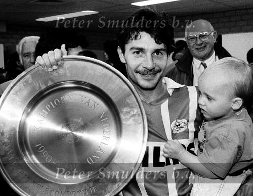 Jan Heintze met de kampioensschaal in 1991 met zijn zoontje
Op achtergrond Dhr. Slofstra