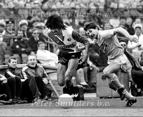 Jan Heintze 1986 in duel met Ruud Gullit