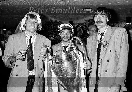 Eindhoven, 26 mei 1988
PSV wordt gehuldigd op het gemeentehuis voor het behalen van de europacup I
De drie denen Soren Lerby, Jan Heintze & Ivan Nielsen