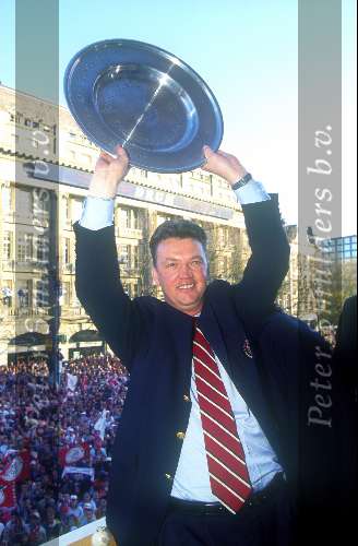 Louis v Gaal met de Kampioensschaal Seizoen 1995 1996
1996