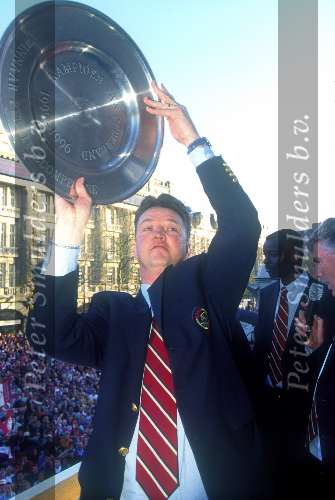 Louis v Gaal met de Kampioensschaal Seizoen 1995 1996
1996