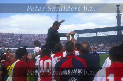 Louis v Gaal met de Kampioensschaal Seizoen 1995 1996
1996