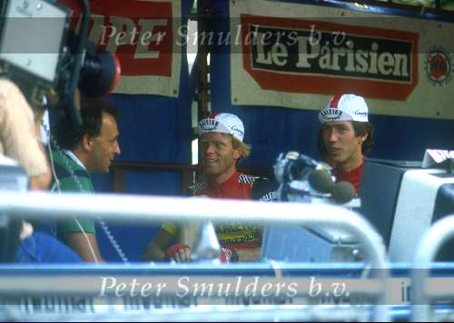 Mart Smeets in gesprek met Peter Winnen en johan v d Velde tijdens de Tour de France