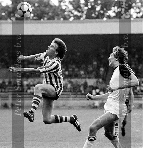 Michel Valke in duel met Graeme Rutjes
PSV-Excelsior 1979