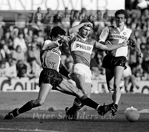 Feyenoord-PSV 1984
Michel v d Korput in duel met Hallvar Thoresen
Op de achtergrond Henk Duut
