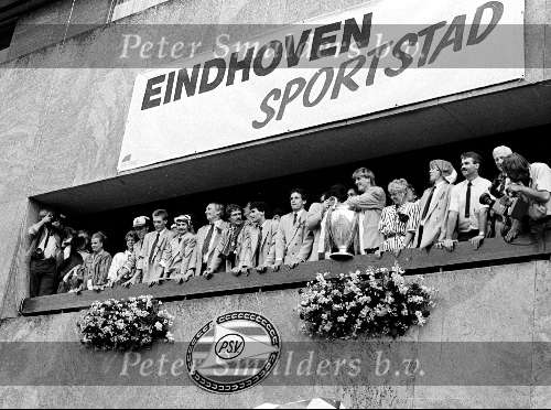 Eindhoven, 26 mei 1988
PSV wordt gehuldigd op het gemeentehuis voor het behalen van de europacup I