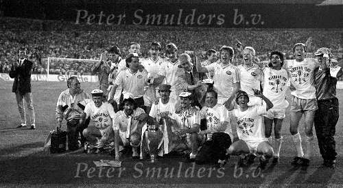 Stuttgart 25 mei 1988 PSV-Benfica 0-0
PSV Wint de Europacup I Seizoen 1987/1988
met v.l.n.r.: Eddy dubbelboer verder gehurkt v.l.n.r.: Jac v d Ven, Edward Linskens, Erik Gerets,Berry v Aerle, Jan Heintze, Willy v d Kerkhof en eric viscaal
staande v.l.n.r.: Anton Janssen-Addick koot-Hans Gilhaus,Ivan nielsen, wim kieft, Hans dorjee, Ton v Schijndel, Soren Lerby,Ronald koeman, Gerald Vanenburg, Hans v Breukelen en Patrick Lodewijks
