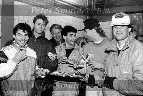 28 11 1990
Visdag met PSV-Selektie
v.l.n.r.: Jan Heintze John Bosman Bobby Robson Gerald Vanenburg Stan Valckx en Erwin Koeman