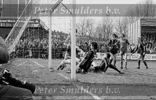 Eindhoven, 1979
PSV-Excelsior
Paul Posthuma scoort  Rene v d Kerkhof