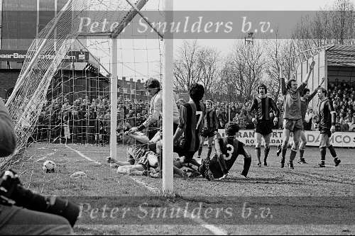 Eindhoven, 1979
PSV-Excelsior
Paul Posthuma scoort Rene v d Kerkhof juicht