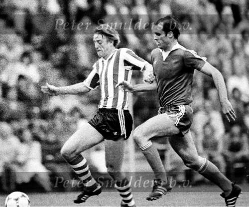 Eindhoven , 22 augustus 1981 PSV-AZ 67, eindstand 2-4
Johnny Metgod in duel met Piet Wildschut