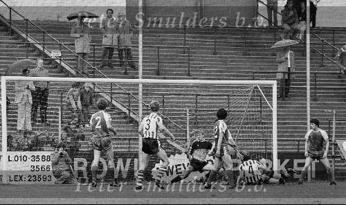 Rotterdam, 24 mei 1981
PSV-SPARTA, eindstand 3-0
Dick Advocaat scoort voor Sparta, doelman Pim doesburg is verslagen, verder op de foto Willy Janssen (R) en geheel links rob Landsbergen