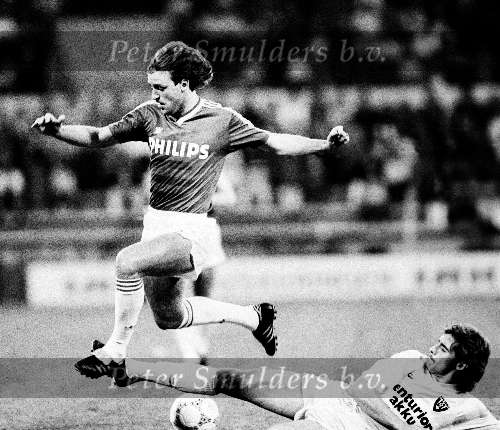 Eindhoven, 1989
PSV-VVV
Rene v d gijp in duel met oud Edwin v d Berg Henegouwen