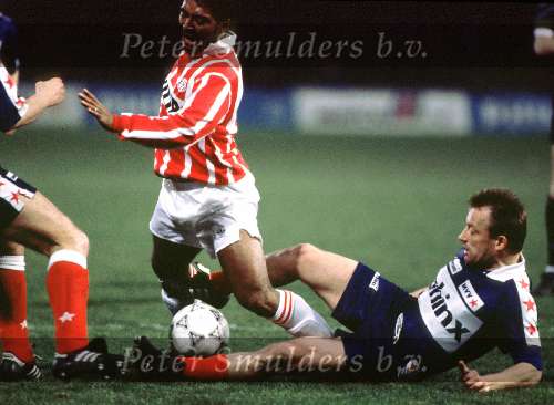 PSV-MVV 1993
Romario in duel met Rob Delahay