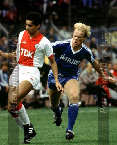PSV-AJAX
Sonny Silooy in duel met Ronald Koeman