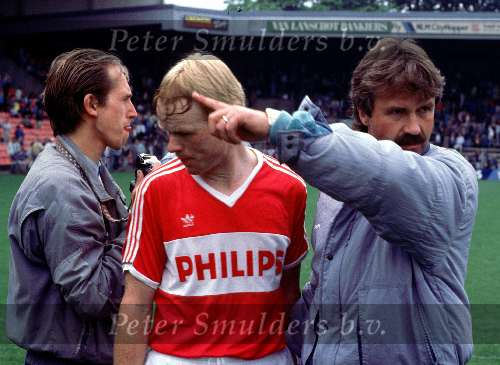 Eindhoven
Guus Hiddink gebarend met links van hem ronald koeman