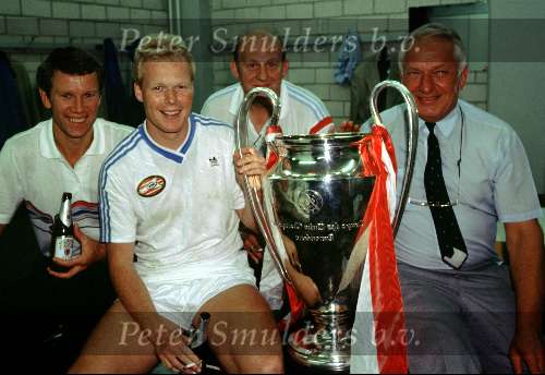 Stuttgart 25 mei 1988
Ronald Koeman ( met sigaret in hand ) met de Europacup I verder links Ton v Schijndel (+) Jan en Dr. Carel v d Brekel
Jan v Dooren