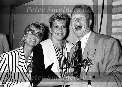 Eindhoven, 26 mei 1988
PSV wordt gehuldigd op het gemeentehuis voor het behalen van de europacup I
v.l.n.r.: Willeke Alberti ( ex-vrouw van soren Lerby ), Bartina Koeman en Ronald Koeman