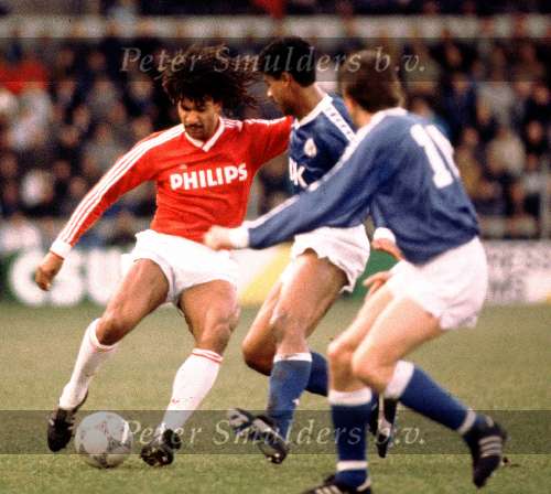 1986
PSV-AJAX Ruud Gullit in duel met Frank Rijkaard