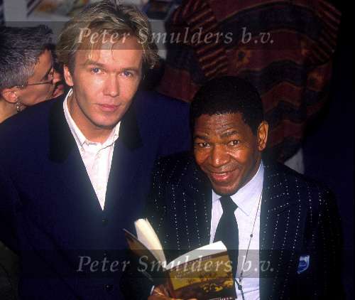 Steve Mokone ( De zwarte parel ) die speelde voor het almelose Heracles samen met de auteur van het boek tom Egbers