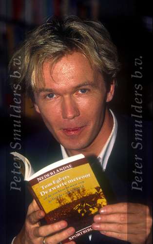 Tom Egbers met zijn boek \
