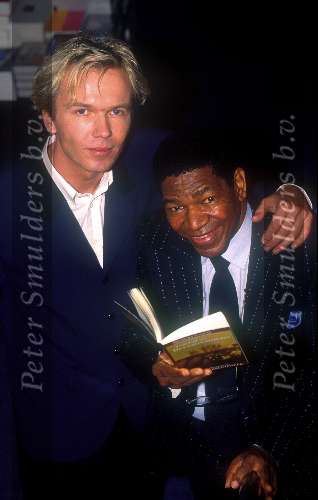 Steve Mokone ( De zwarte parel ) die speelde voor het almelose Heracles samen met de auteur van het boek tom Egbers
