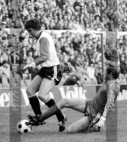 Rotterdam, 27 januari 1979 Feyenoord-PSV
Tom smits in duel met Gerard v d Lem