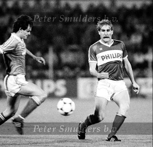 Eindhoven , 22 augustus 1981 PSV-Nottingam Forest, eindstand 1-2

Ton Lokhof

PETER SMULDERS BV