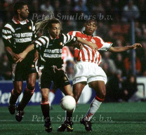 PSV-Feyenoord, eindstand 7-2
Henrik Larsson in duel met Vampeta
