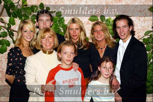 Hilversum 24 maart 2002
Gala Willeke Alberti Foundation in studio 21
Willeke met kinderen en kleinkinderen
Jonny de Mol Kai Lerby Chantal Janzen Danielle v \\\'t schip