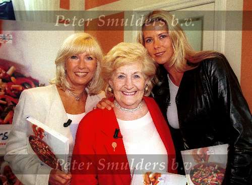 Willeke alberti met haar dochter Danielle v \'t Schip,  oma Ria alberti