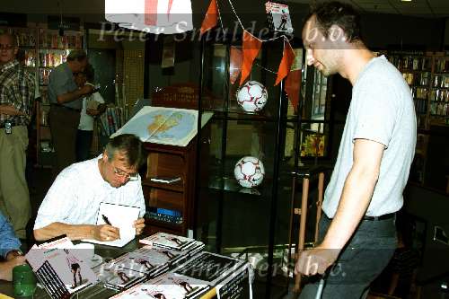 Helmond, 1 juni 2002
Willy v d Kuylen signeert zijn boek naast hem auteur
Jan Winkelmolen