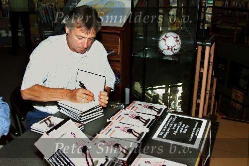 Helmond, 1 juni 2002
Willy v d Kuylen signeert zijn boek naast hem auteur
Jan Winkelmolen