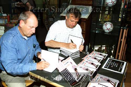 Helmond, 1 juni 2002
Willy v d Kuylen signeert zijn boek naast hem auteur
Jan Winkelmolen