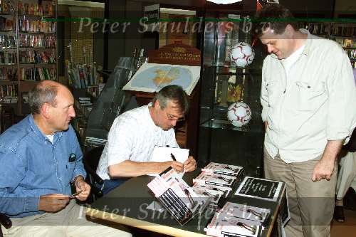 Helmond, 1 juni 2002
Willy v d Kuylen signeert zijn boek naast hem auteur
Jan Winkelmolen
