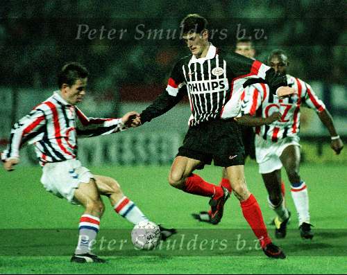 Eindhoven, 7 december 1997
PSV-Willem II
Wim Jonk in duel met Galasek