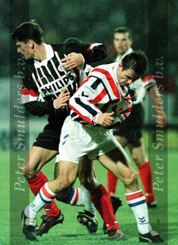 Eindhoven, 7 december 1997
PSV-Willem II
Wim Jonk in duel met Galasek